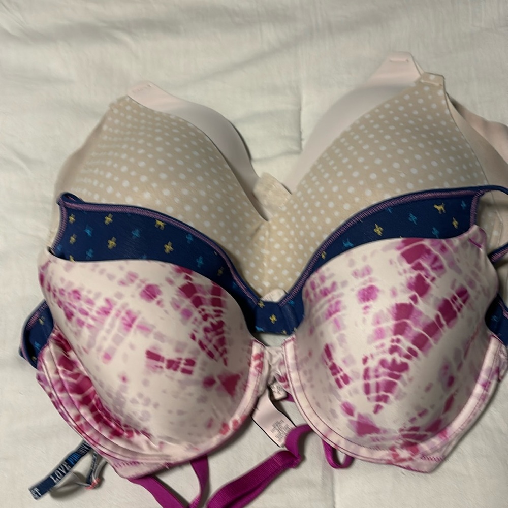 4 Bras.  2 are Victorias Secret, 2 are Warners. Very good condition!